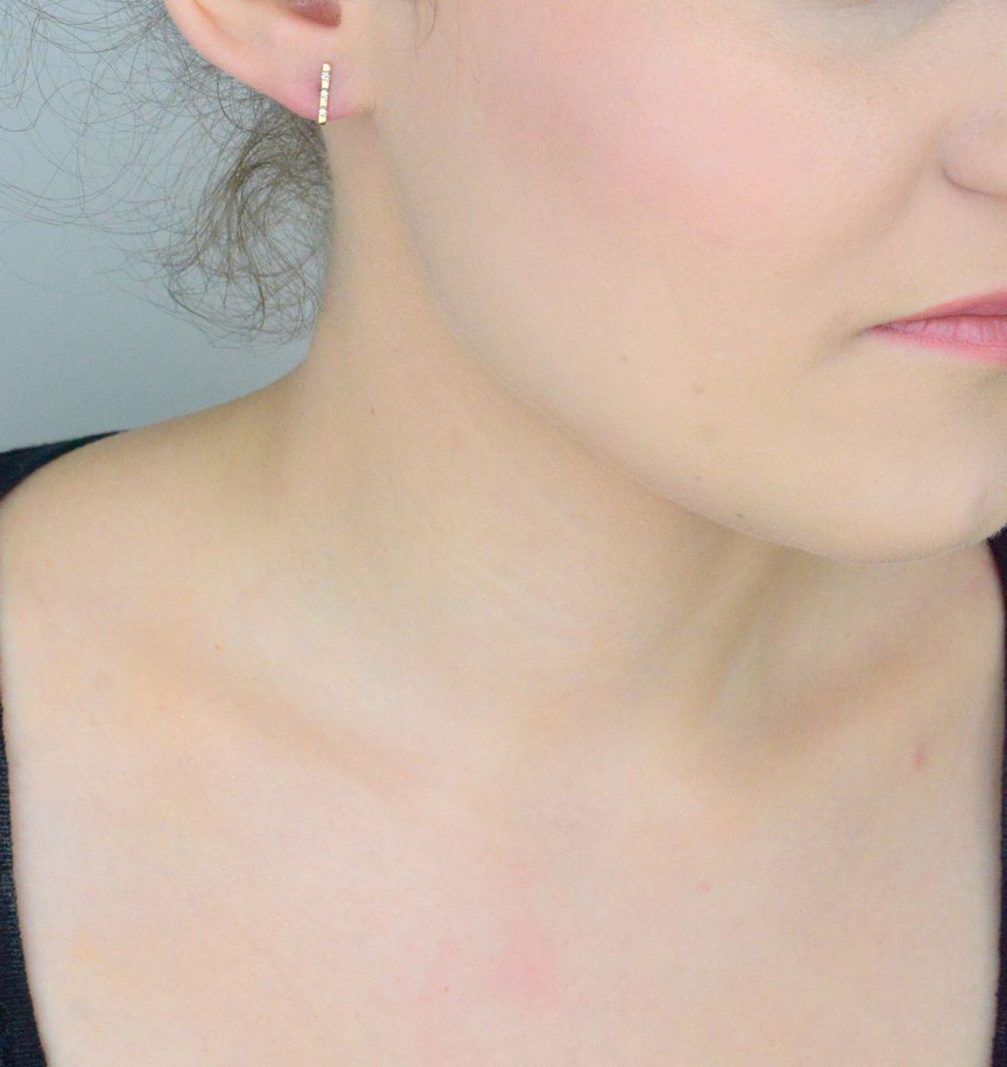 Kolczyki złote 585 pałeczki z cyrkoniami KL 6218-585 Modne, złote kolczyki, w kształcie krótkich pałeczek, wykonane ze złota wysokiej próby 585 o wadze około 0,71 g, ozdobione małymi,1.jpg